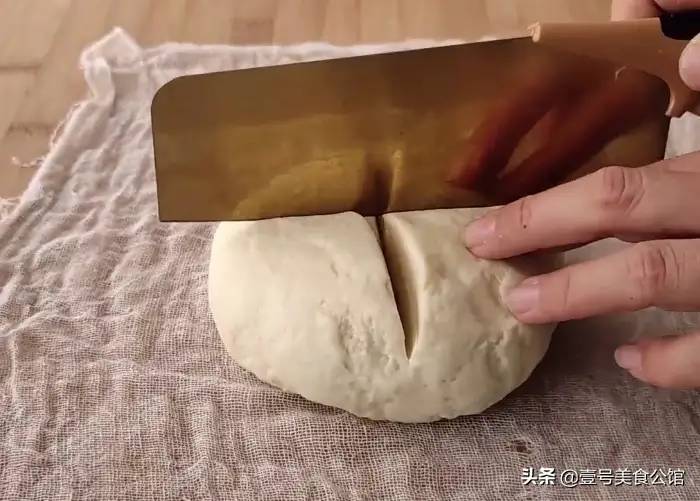 蛋挞皮的详细制作方法，8年糕点师亲传，酥脆香甜，咬一口满嘴渣